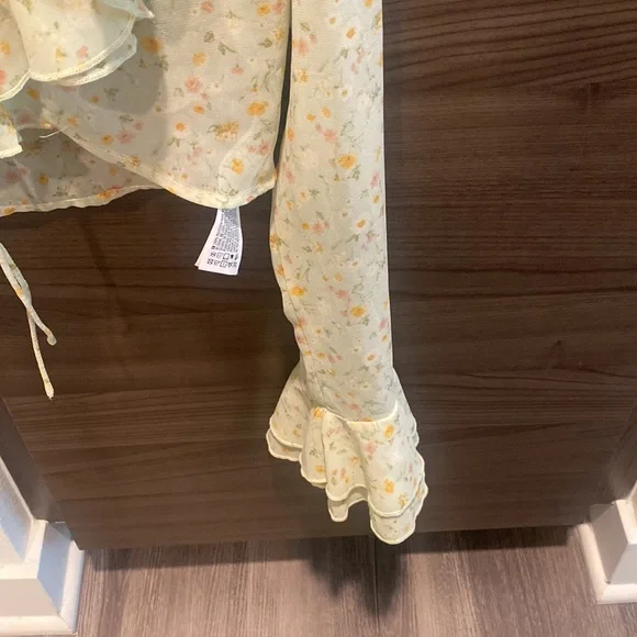 New condition, summer crop top - Picture 4 of 5